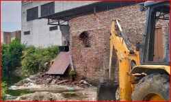 फर्नीचर के रुपए मांगने पर कारोबारी के घर पर चला बुलडोजर फर्नीचर के रुपए मांगने पर कारोबारी के घर पर चला बुलडोजर