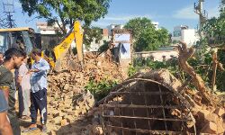 भरभराकर गिरी जर्जर स्कूल की दीवारें, कई मजदूर दबे रेस्क्यू कर निकाले