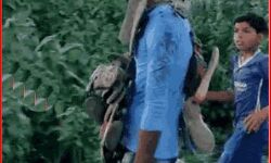 महिला से छेड़छाड़ करने वाले को पकड़कर जूतों की माला डाल किया यह हाल महिला से छेड़छाड़ करने वाले को पकड़कर जूतों की माला डाल किया यह हाल