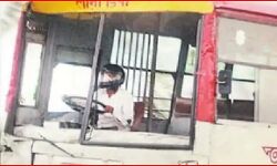 हेलमेट लगाकर ड्राइवर ने चलाई फ्रंट शीशा टूटी बस, सपा मुखिया ने कसा तंज हेलमेट लगाकर ड्राइवर ने चलाई फ्रंट शीशा टूटी बस, सपा मुखिया ने कसा तंज