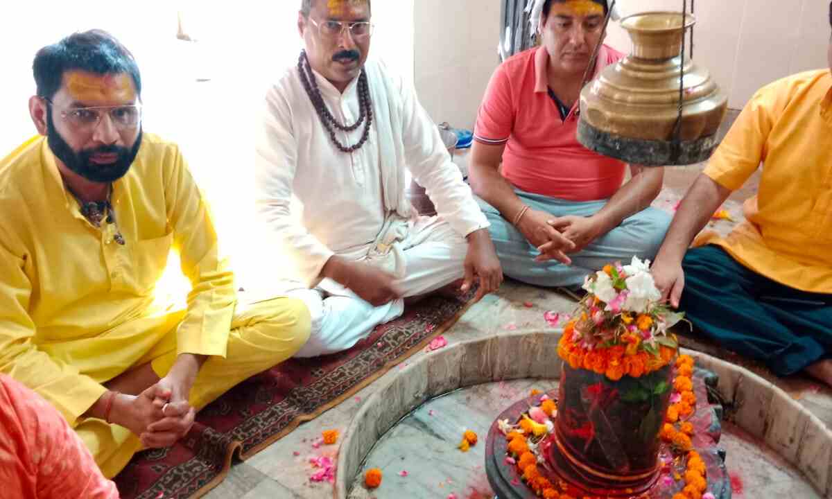 श्रावण के प्रथम सोमवार को भोलेनाथ का किया दुग्धाभिषेक