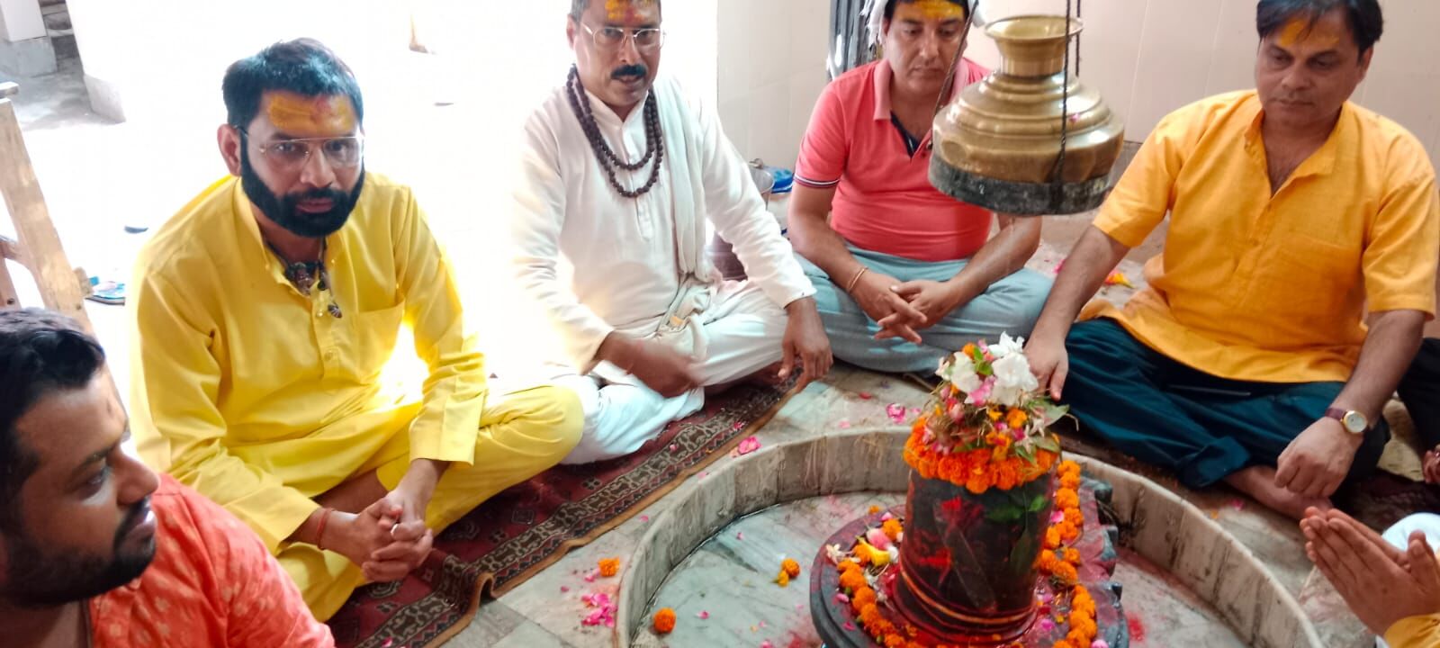 श्रावण के प्रथम सोमवार को भोलेनाथ का किया दुग्धाभिषेक