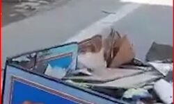 यहां योगी एवं मोदी की तस्वीरे पडी मिलने पर सफाईकर्मी कर दिया सस्पेंड यहां योगी एवं मोदी की तस्वीरे पडी मिलने पर सफाईकर्मी कर दिया सस्पेंड