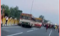 बस की टक्कर से दो कांवड़ियों की मौत- 7 बस में तोड़फोड व जाम बस की टक्कर से दो कांवड़ियों की मौत- 7 बस में तोड़फोड व जाम