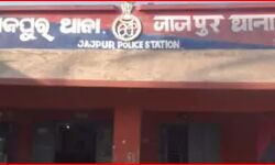 दरिंदो से इज्जत बचाने को छत से कूदी लड़की, हालत गंभीर, पांच अरेस्ट