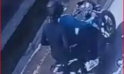 सामान खरीदने आई महिला से भरे बाजार लूटी चेन, नहीं की किसी ने मदद सामान खरीदने आई महिला से भरे बाजार लूटी चेन, नहीं की किसी ने मदद