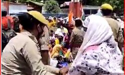 शिक्षा मंत्री के घर के बाहर सुंदरकांड पाठ कर रहे बेरोजगार खदेडे