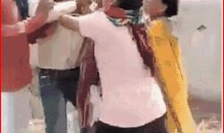 थाने के सामने पत्नी ने मां के साथ पति पर बरसाई लात और चप्पल