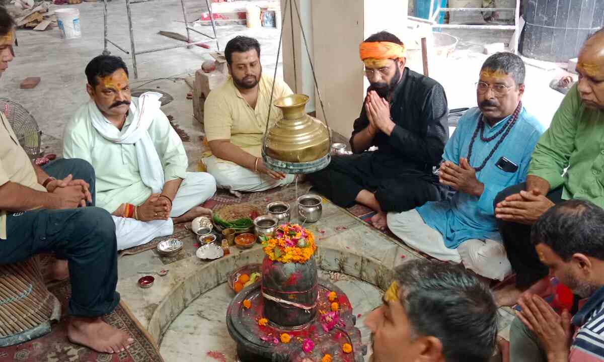 गन्ने के रस से आशुतोष का, सुरा से किया कालभैरव बाबा का अभिषेक