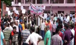 DSP की हत्या से उबाल- बाजारों में सन्नाटा, चौतरफा मौन जुलूस DSP की हत्या से उबाल- बाजारों में सन्नाटा, चौतरफा मौन जुलूस