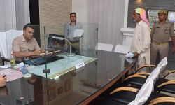 DM ने जनता दरबार लगाकर कराया समस्याओं का समाधान DM ने जनता दरबार लगाकर कराया समस्याओं का समाधान