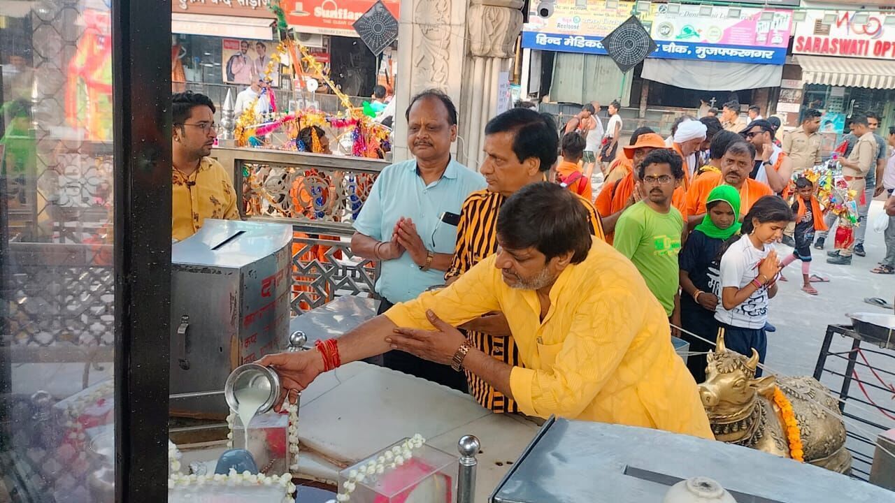 श्रीराम भक्त मनीष ने किया शिवचौक पर भगवान आशुतोष का दूध व जल से अभिषेक