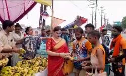 किन्नर समूह ने शिवभक्तों को फल किये वितरित किन्नर समूह ने शिवभक्तों को फल किये वितरित