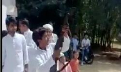 पुलिस ने रायफल चलाने की ट्रेनिंग देते 2 लोगो को किया गिरफ्तार