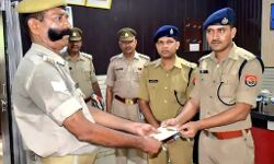 SSP हुए सिपाही की मूंछों के कायल- दिया दो हजार रूपये का पुरस्कार SSP हुए सिपाही की मूंछों के कायल- दिया दो हजार रूपये का पुरस्कार