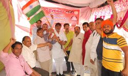 प्रमुख समाजसेवी मनीष को कांवड़ शिविर में तिरंगा देकर किया सम्मानित प्रमुख समाजसेवी मनीष को कांवड़ शिविर में तिरंगा देकर किया सम्मानित