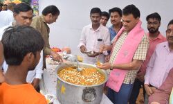 भंडारे का फीता काटरकर किया उद्घाटन- DM ने कावंड़ियों को खिलाया हलवा भंडारे का फीता काटरकर किया उद्घाटन- DM ने कावंड़ियों को खिलाया हलवा