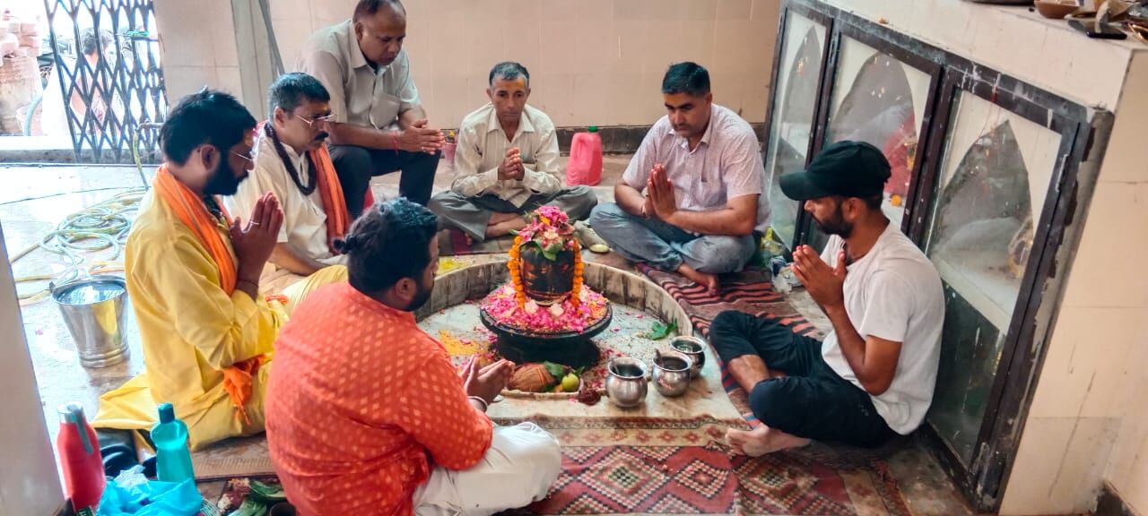 शत्रुबाधा से मुक्ति दिलाने को भोलेनाथ का किया सरसो के तेल से अभिषेक शत्रुबाधा से मुक्ति दिलाने को भोलेनाथ का किया सरसो के तेल से अभिषेक