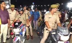 अफसर हो तो ऐसा- बाइक से जायजा लेने निकले SSP- शिवभक्तों से की बात अफसर हो तो ऐसा- बाइक से जायजा लेने निकले SSP- शिवभक्तों से की बात