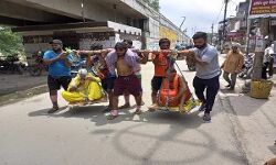 कांवड़ में बैठाकर माता-पिता को ले जा रहा युवक- पब्लिक ने किया वेलकम