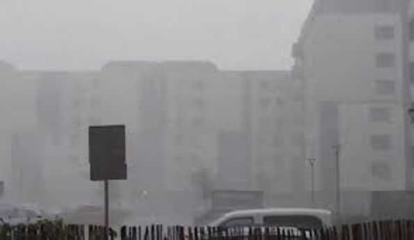 तूफान के कारण एक की मौत, हजारों लोग अंधेर में रहने पर मजबूर