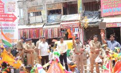 भोले बम-बम के जयकारा के बीच श्रद्धालुओं पर आलाधिकारियों ने बरसाये फूल भोले बम-बम के जयकारा के बीच श्रद्धालुओं पर आलाधिकारियों ने बरसाये फूल