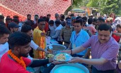 बाइक पर घूमकर डीएम ने लिया जायजा- शिवभक्तों को वितरित किया प्रसाद