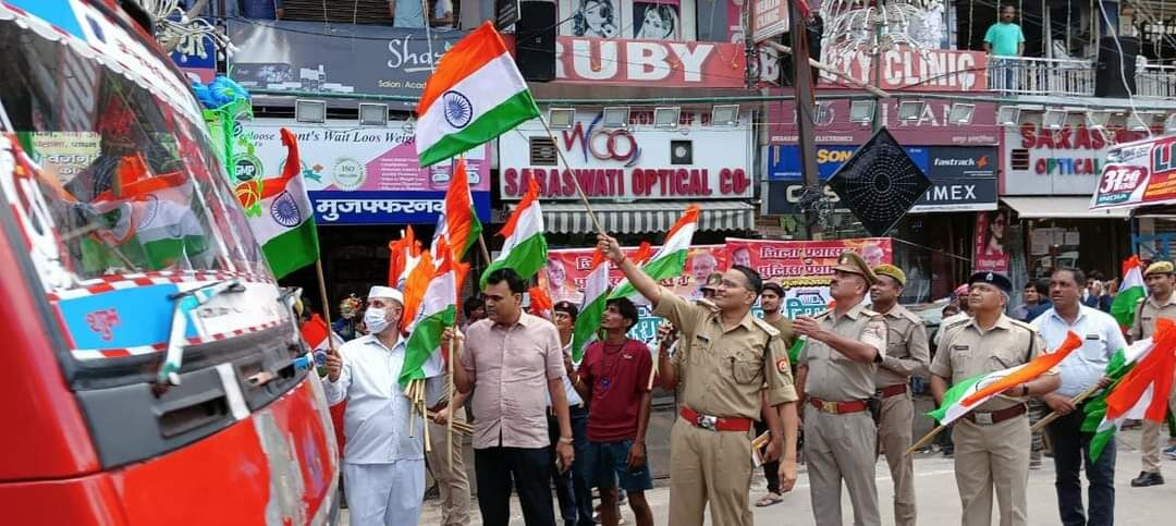 कप्तान और कलेक्टर ने कांवड़ियों को बांटे तिरंगा झंडे