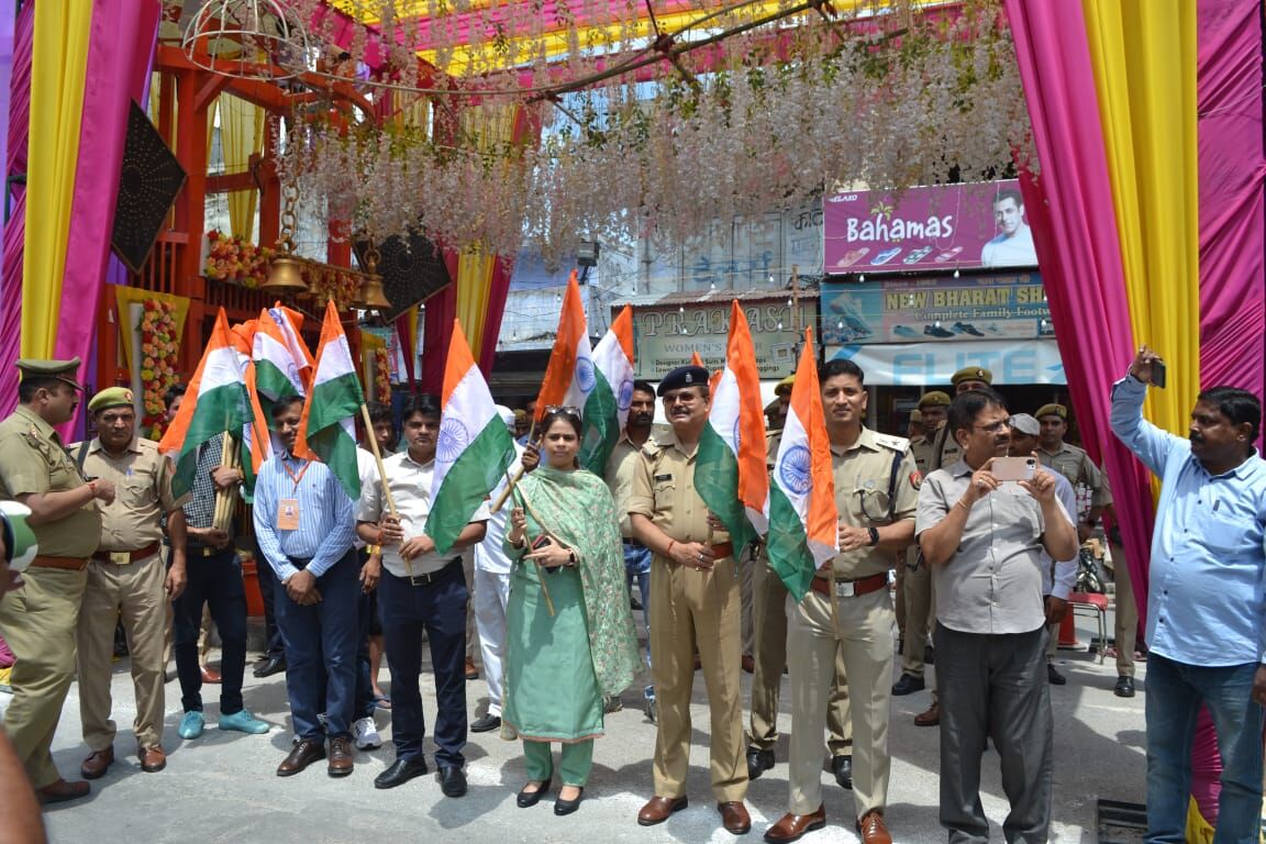 आजादी का अमृत महोत्सव, DM-SP ने शिवभक्तों को वितरित किये तिरंगा झंडे