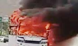 स्कूल की चलती बस में आग लगी