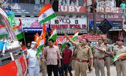 कप्तान और कलेक्टर ने कांवड़ियों को बांटे तिरंगा झंडे कप्तान और कलेक्टर ने कांवड़ियों को बांटे तिरंगा झंडे