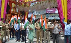 आजादी का अमृत महोत्सव, DM-SP ने शिवभक्तों को वितरित किये तिरंगा झंडे आजादी का अमृत महोत्सव, DM-SP ने शिवभक्तों को वितरित किये तिरंगा झंडे