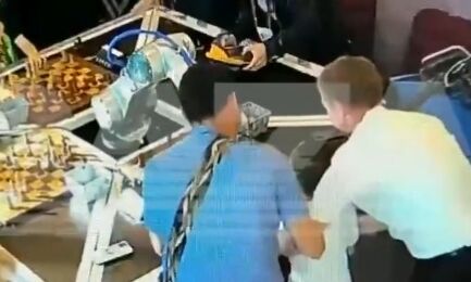 टूर्नामेंट में 7 साल के बच्चे की रोबोट ने तोड़ी उंगली- रही यह वजह