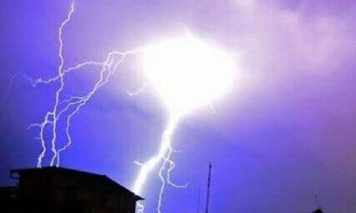 बिजली गिरने से आठ झुलसे- गंभीर हालत में अस्पताल में भर्ती