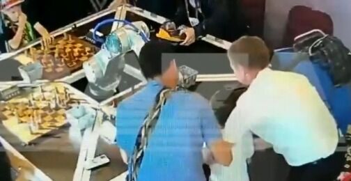 टूर्नामेंट में 7 साल के बच्चे की रोबोट ने तोड़ी उंगली- रही यह वजह
