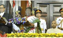 पहली बार वनवासी समुदाय की महिला देश के सर्वोच्च पद पर हुई है आसीन। पहली बार वनवासी समुदाय की महिला देश के सर्वोच्च पद पर हुई है आसीन।