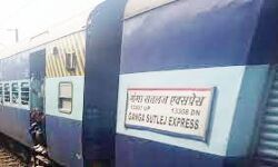 ट्रेन में भूख से बिलख रहा था एक साल का बच्चा- रेलवे ने पहुंचाया दूध