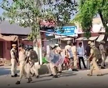 गोकशी को लेकर बवाल-गांव वालों की पुलिस से झड़प, लगाया कर्फ्यू