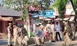 गोकशी को लेकर बवाल-गांव वालों की पुलिस से झड़प, लगाया कर्फ्यू गोकशी को लेकर बवाल-गांव वालों की पुलिस से झड़प, लगाया कर्फ्यू
