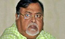 शिक्षक भर्ती घोटाले में फंसे मंत्री हुए पैदल- नीचे से निकल गई कुर्सी शिक्षक भर्ती घोटाले में फंसे मंत्री हुए पैदल- नीचे से निकल गई कुर्सी