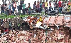 सड़क पर बही बीयर की धारा- तमाशबीन लोगों की लग गई भीड़ सड़क पर बही बीयर की धारा- तमाशबीन लोगों की लग गई भीड़