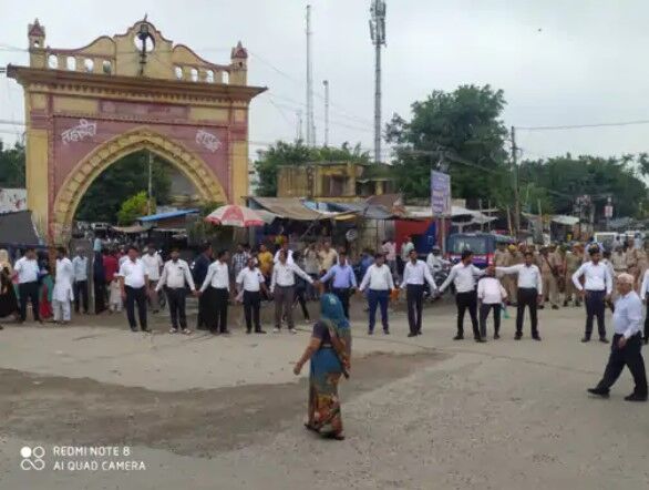 अधिवक्ताओं ने मानव श्रृंखला बनाकर लगाया चौराहे पर जाम-थमी जिंदगी की रफ्तार