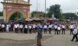 अधिवक्ताओं ने मानव श्रृंखला बनाकर लगाया चौराहे पर जाम-थमी जिंदगी की रफ्तार अधिवक्ताओं ने मानव श्रृंखला बनाकर लगाया चौराहे पर जाम-थमी जिंदगी की रफ्तार