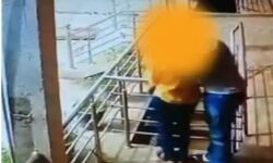 बारिश का फायदा उठाकर दबंग ने दो बहनों के साथ किया ऐसा काम बारिश का फायदा उठाकर दबंग ने दो बहनों के साथ किया ऐसा काम