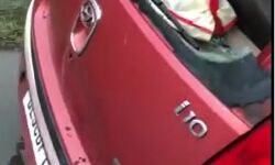 इलाके में दबदबा बनाने को बंदूकधारी हमलावरो ने की गाड़ियों में तोड़फोड़ इलाके में दबदबा बनाने को बंदूकधारी हमलावरो ने की गाड़ियों में तोड़फोड़