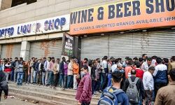 पियक्कड़ों ने शराब के ठेके बाहर जमाया डेरा-हर जगह लॉकडाउन वाला नजारा