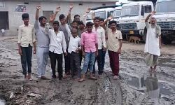 ग्राम प्रधान की लापरवाही से लगे है गंदगी के अंबार-सडक बनी नरक का द्वार