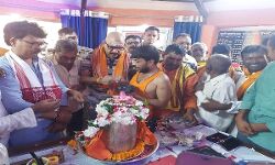 नदी से निकले 21 किलो चांदी के शिवलिंग थाने से विदा होकर देवालय पहुंचे नदी से निकले 21 किलो चांदी के शिवलिंग थाने से विदा होकर देवालय पहुंचे