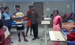 जल चढ़ाने जा रहे कांवड़ियों की गाड़ी में दौड़ा करंट- हुई 10 की मौत जल चढ़ाने जा रहे कांवड़ियों की गाड़ी में दौड़ा करंट- हुई 10 की मौत