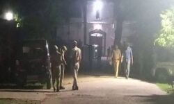 जेल पर डीएम एसपी का छापा-माफिया मुख्तार की बैरक की ली गई तलाशी जेल पर डीएम एसपी का छापा-माफिया मुख्तार की बैरक की ली गई तलाशी